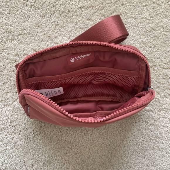 NWT Lululemon Everywhere Belt Bag Brier Rose - Picture 5 of 8